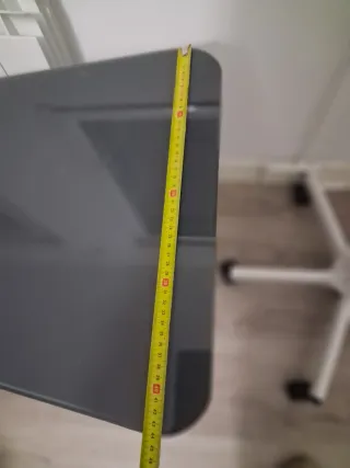 Mesa auxiliar cristal y metal gris