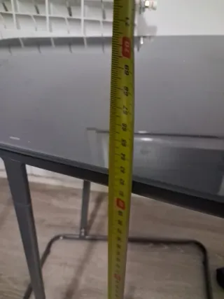 Mesa auxiliar cristal y metal gris