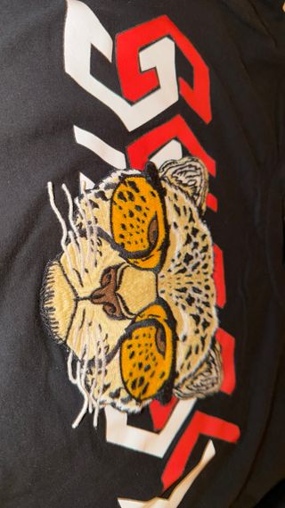 Camiseta Gucci Negra con Leopardo y Gafas
