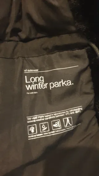 Parka acolchada negra con capucha y pelo desmontab