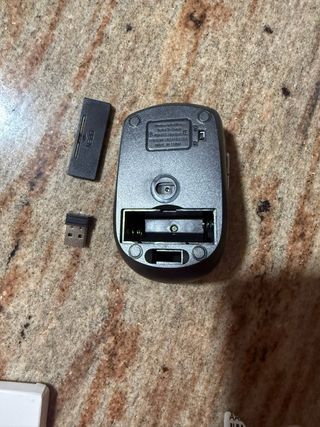Ratón inalámbrico gris y negro