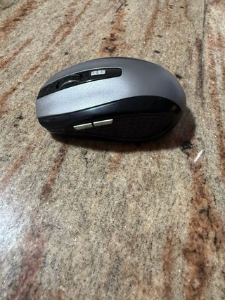 Ratón inalámbrico gris y negro