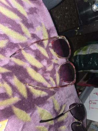 Occhiali da sole neri e marroni