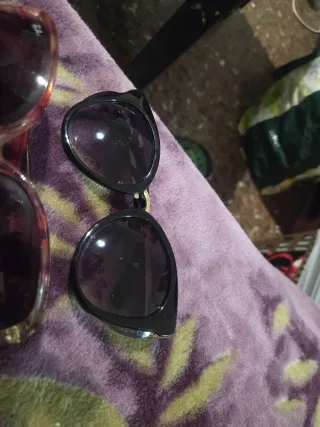 Occhiali da sole neri e marroni