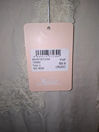 Vestido romántico beige con encaje