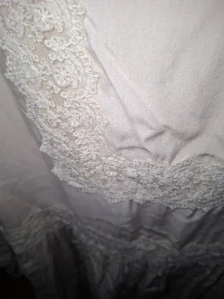 Vestido romántico beige con encaje
