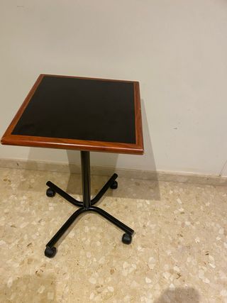 Mesa auxiliar regulable en altura