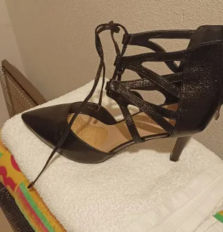 Zapatos de tacón negros y beige talla 41