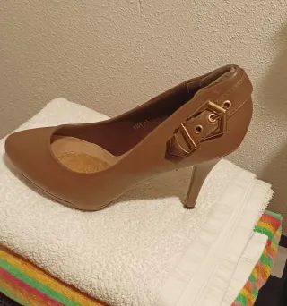 Zapatos de tacón negros y beige talla 41
