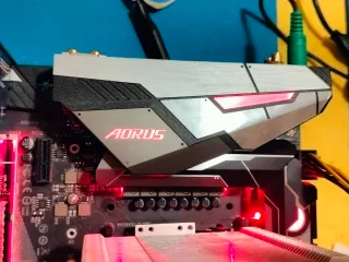 Gigabyte z370 aorus gaming 5 con wifi,"como nueva"