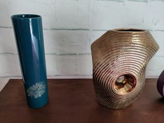 Jarra moderna azul em faiança formato tubular