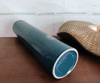 Jarra moderna azul em faiança formato tubular