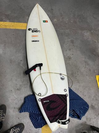 Tabla de surf blanca con quillas