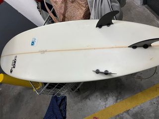 Tabla de surf blanca con quillas