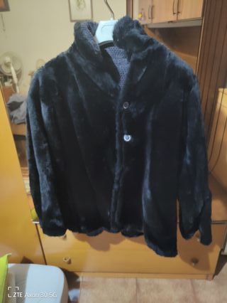 Giacca in pelliccia sintetica nera e grigia