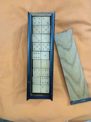 Dominó antiguo en caja de madera