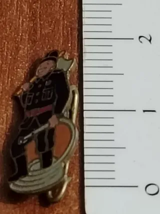 Insignia antigua bombero con hacha y manguera