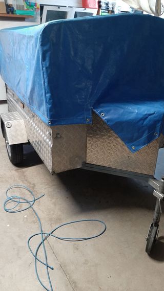Remolque ligero con lona azul