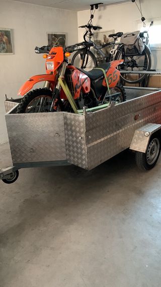 Remolque ligero con lona azul