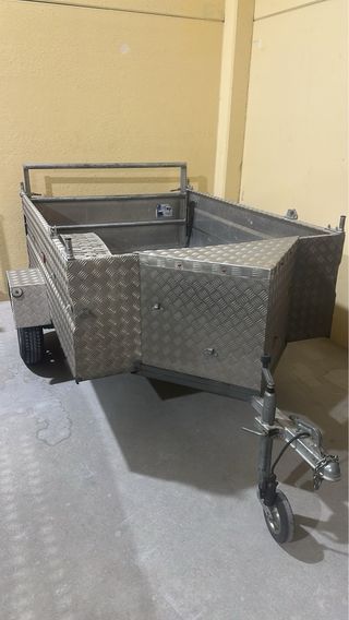 Remolque ligero con lona azul