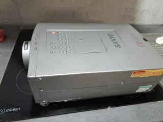 Proyector Sanyo Gris