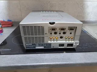 Proyector Sanyo Gris