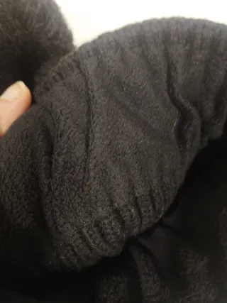 Gorro de lana negro con pompón