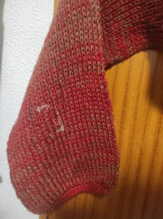 Bufanda tejida a mano roja y marrón