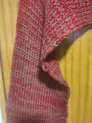 Bufanda tejida a mano roja y marrón