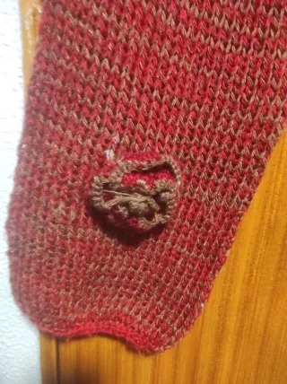 Bufanda tejida a mano roja y marrón