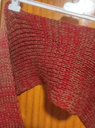 Bufanda tejida a mano roja y marrón