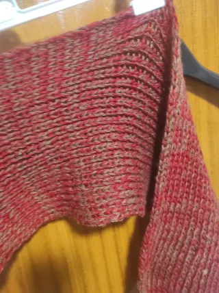 Bufanda tejida a mano roja y marrón