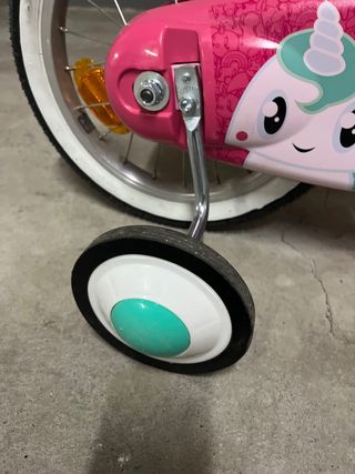 Bicicleta infantil rosa ruedines casi NUEVA