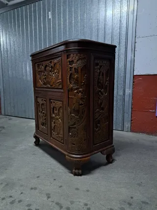 Mueble bar de madera tallada.  Dibujos chinos