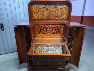 Mueble bar de madera tallada.  Dibujos chinos
