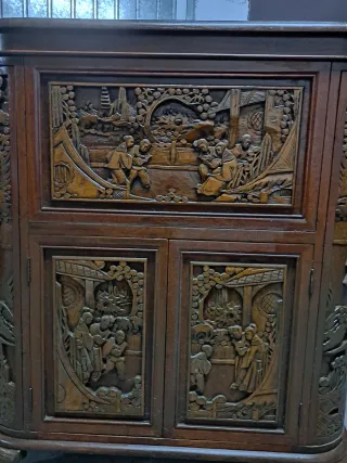 Mueble bar de madera tallada.  Dibujos chinos