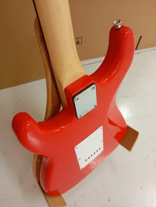 Guitarra Eléctrica Roja Tipo Stratocaster