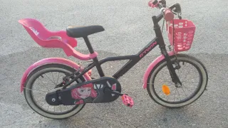 Bici niña está muy bien tiene los ruedines