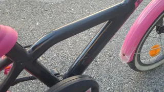 Bici niña está muy bien tiene los ruedines
