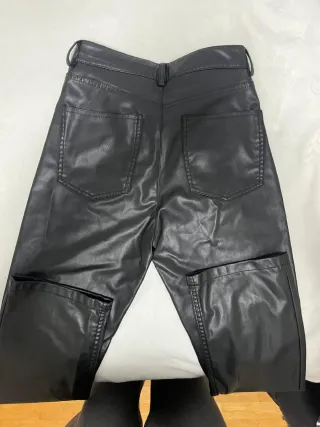 Pantalón polipiel Zara negro pierna ancha.