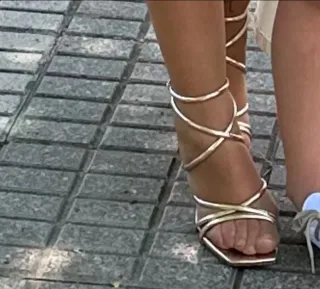 Sandalias doradas tiras finas n.39