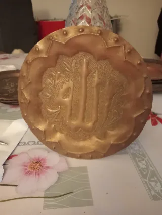 Antiguo plato de cobre repujado.