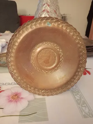Antiguo plato de  cobre repujado.
