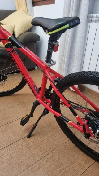 Bicicleta de Montaña Rockrider Roja modelo ST900R.