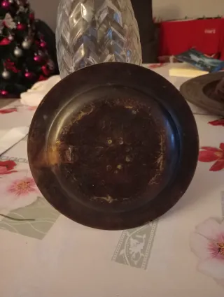 Antiguo plato de bronce repujado