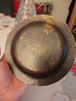 Antiguo plato de bronce repujado