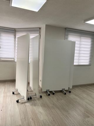 Paneles separadores blancos con ruedas