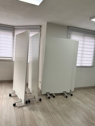 Paneles separadores blancos con ruedas