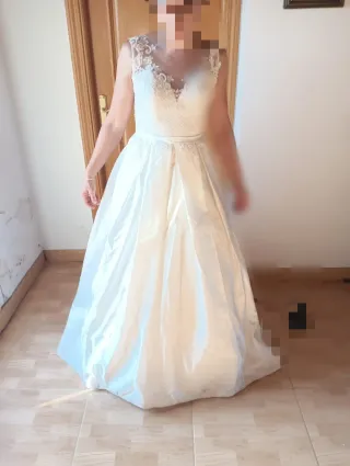 Vestido de Novia Blanco con Cancán,Velo y zapatos.