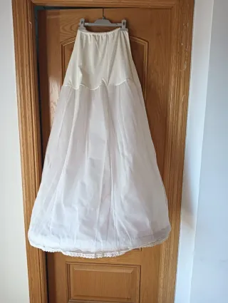 Vestido de Novia Blanco con Cancán,Velo y zapatos.